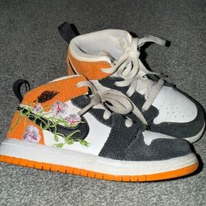 Good Condition Unisex Toddler Nike Air Jordan Shoes Floral & Orange Suede Size 9